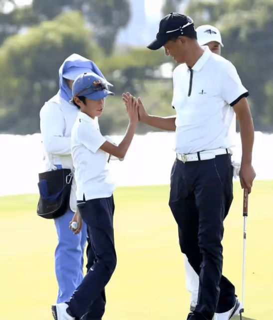 57歲王志文一家三口遊玩歸來,小8歲嬌妻年輕貌美,他髮際禿一塊像孩子他爺爺