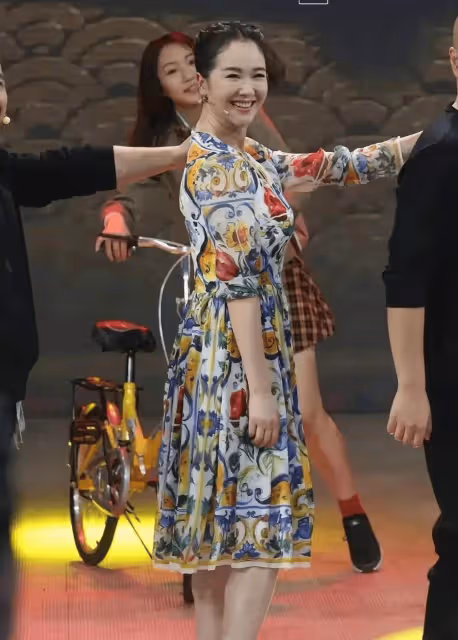 46歲左小青醫美後皺紋全無，臉部腫成了「發麵饅頭」，科技狠活真是害人不淺！