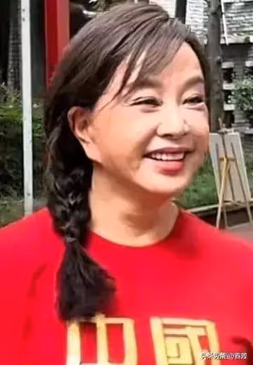 46歲左小青醫美後皺紋全無，臉部腫成了「發麵饅頭」，科技狠活真是害人不淺！