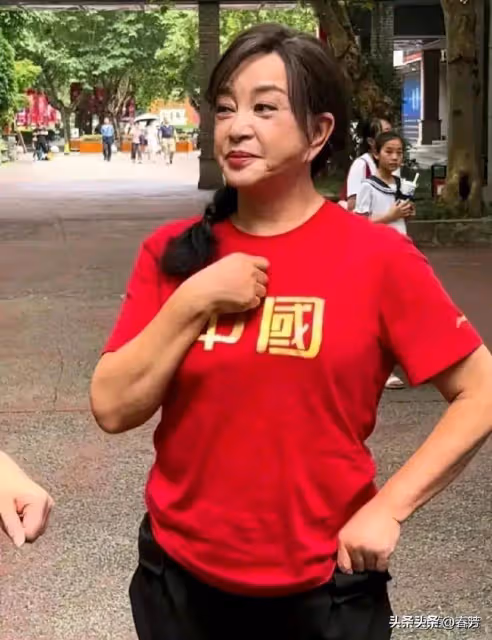 46歲左小青醫美後皺紋全無,臉部腫成了「發麵饅頭」,科技狠活真是害人不淺!