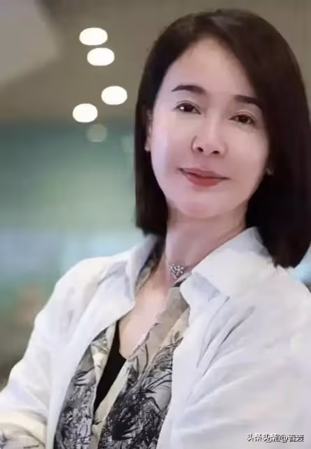 46歲左小青醫美後皺紋全無,臉部腫成了「發麵饅頭」,科技狠活真是害人不淺!