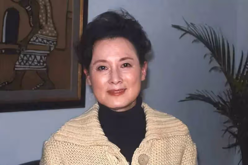 美貌不輸秦怡!87歲的向梅滿頭白髮穿衣端莊,到老都還是那麼迷人