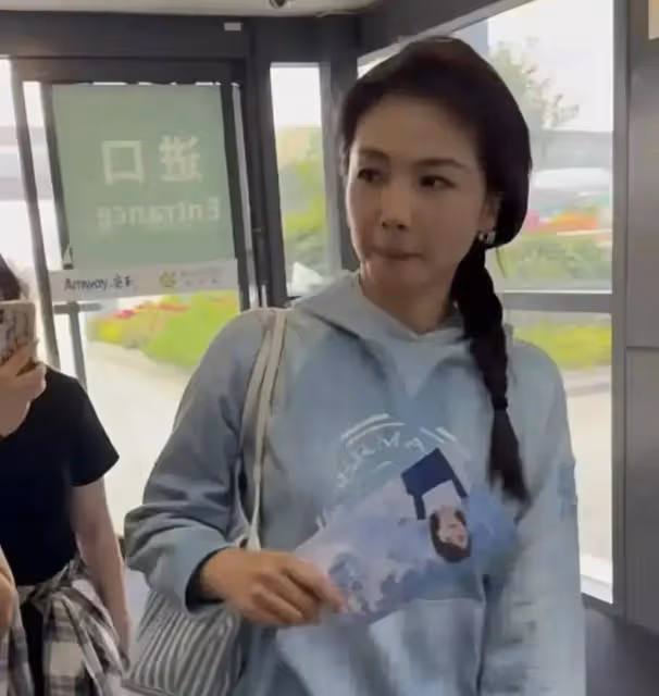 劉濤機場生圖,怪不得大家說她不上鏡,路人鏡頭下的劉濤真的巨美