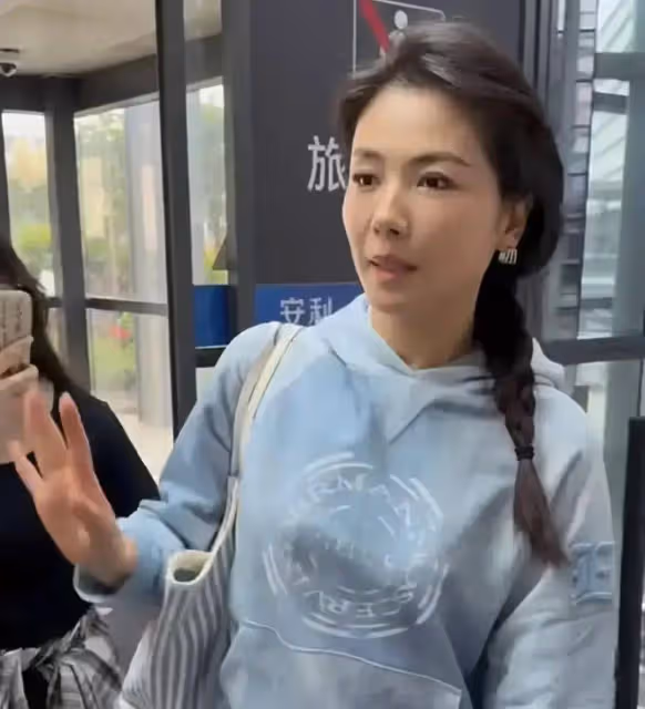 劉濤機場生圖,怪不得大家說她不上鏡,路人鏡頭下的劉濤真的巨美