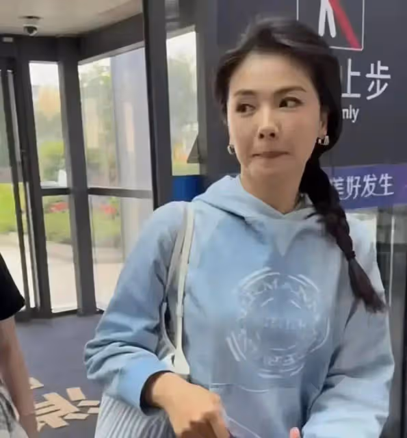 劉濤機場生圖,怪不得大家說她不上鏡,路人鏡頭下的劉濤真的巨美