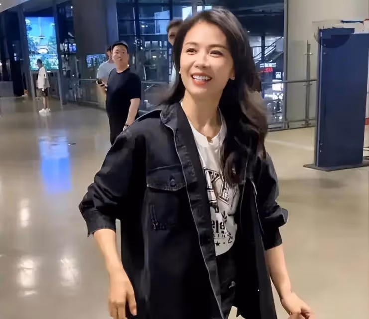 劉濤機場生圖,怪不得大家說她不上鏡,路人鏡頭下的劉濤真的巨美
