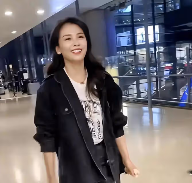劉濤機場生圖,怪不得大家說她不上鏡,路人鏡頭下的劉濤真的巨美