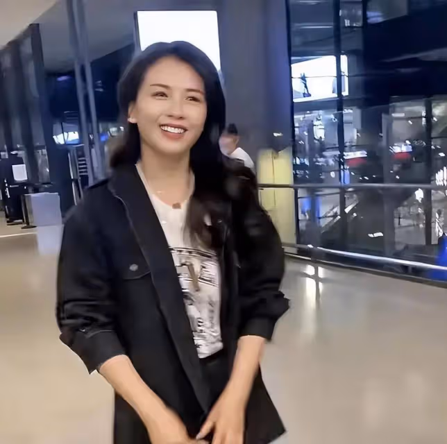 劉濤機場生圖,怪不得大家說她不上鏡,路人鏡頭下的劉濤真的巨美