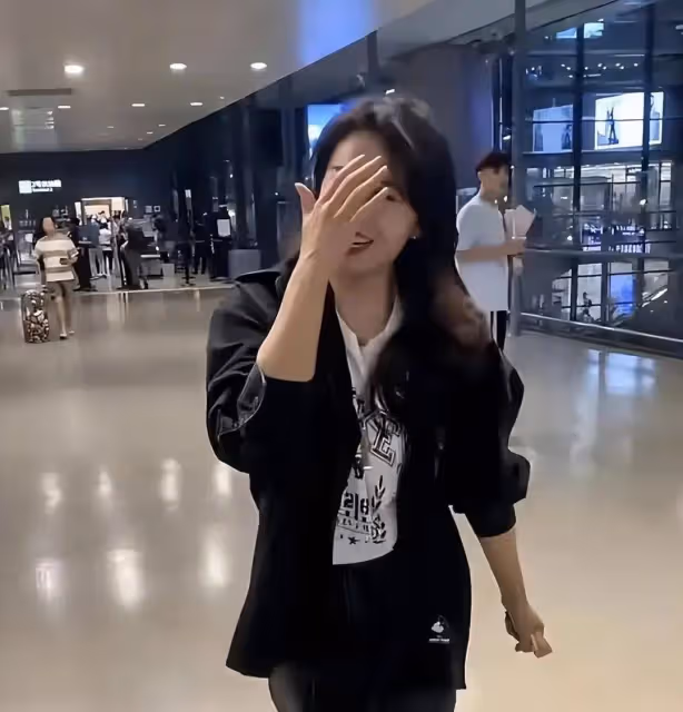 劉濤機場生圖,怪不得大家說她不上鏡,路人鏡頭下的劉濤真的巨美