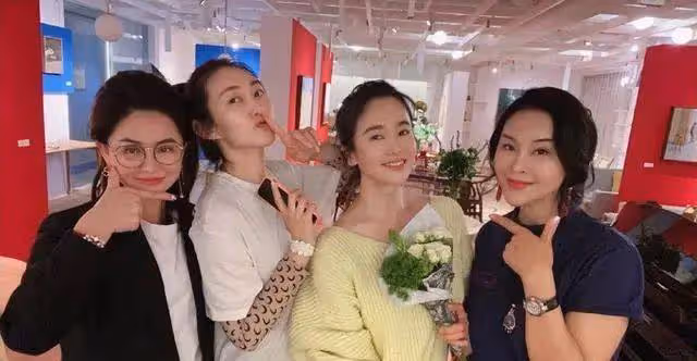 48歲左小青與富婆閨蜜聚會,穿搭簡約,波霸身材分外搶鏡!