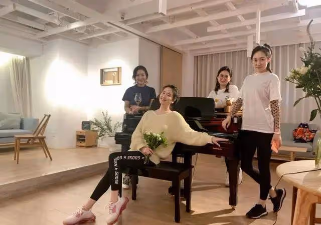 48歲左小青與富婆閨蜜聚會,穿搭簡約,波霸身材分外搶鏡!
