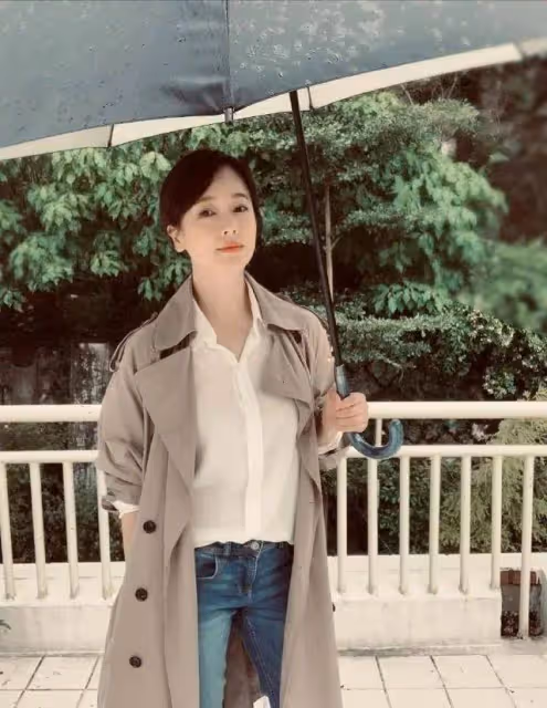 48歲左小青與富婆閨蜜聚會,穿搭簡約,波霸身材分外搶鏡!