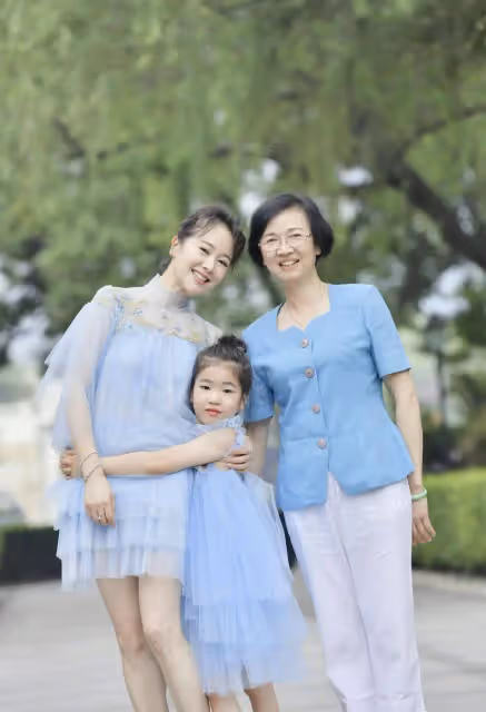 48歲左小青與富婆閨蜜聚會,穿搭簡約,波霸身材分外搶鏡!