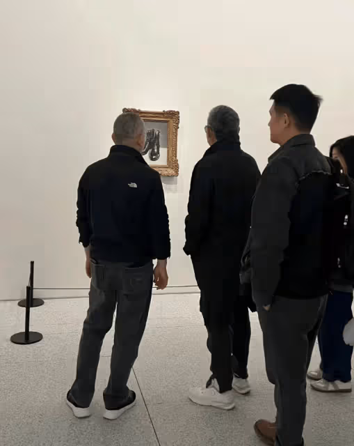 70歲陳道明紅毯上太拉風,穿風衣戴墨鏡,穿1200元鞋打扮時髦