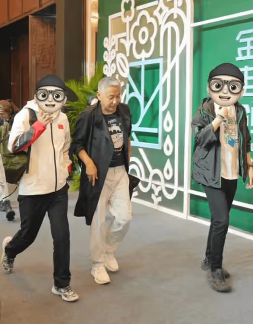 70歲陳道明紅毯上太拉風,穿風衣戴墨鏡,穿1200元鞋打扮時髦