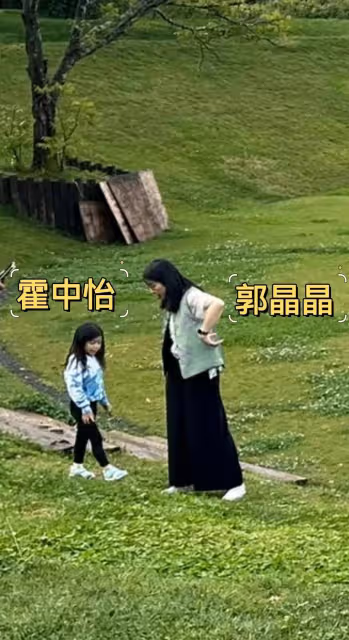 網友偶遇霍啟剛郭晶晶一家度假,郭晶晶慈母範,霍啟剛發福很可愛