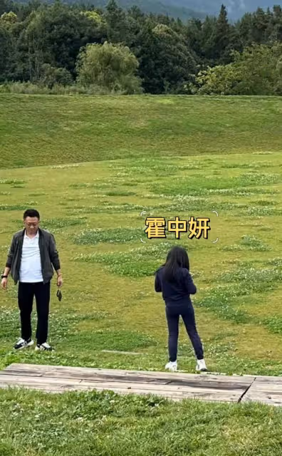 網友偶遇霍啟剛郭晶晶一家度假,郭晶晶慈母範,霍啟剛發福很可愛