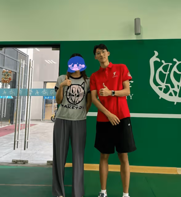 在同濟大學和陳芋汐徐卓一合影,學姐:開心到飛起了