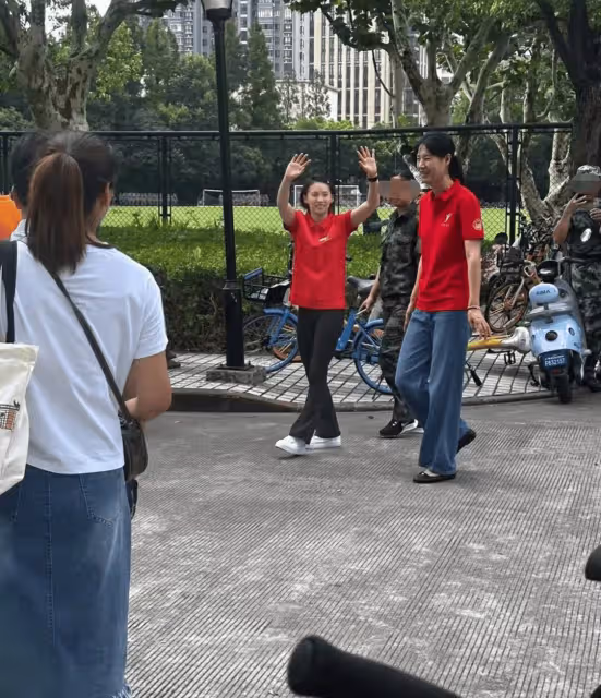 在同濟大學和陳芋汐徐卓一合影,學姐:開心到飛起了