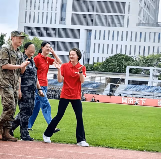 在同濟大學和陳芋汐徐卓一合影,學姐:開心到飛起了