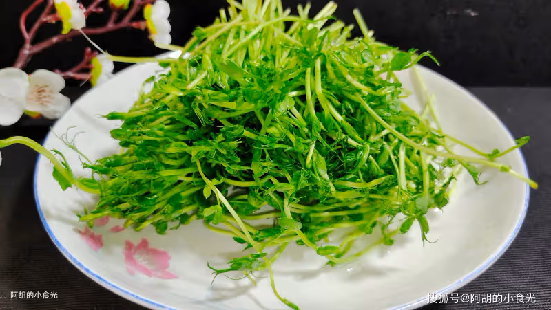 伏天流汗多該吃此菜，3塊一把的「菜中人參」！燙一燙拌一拌，吃出滿口清爽