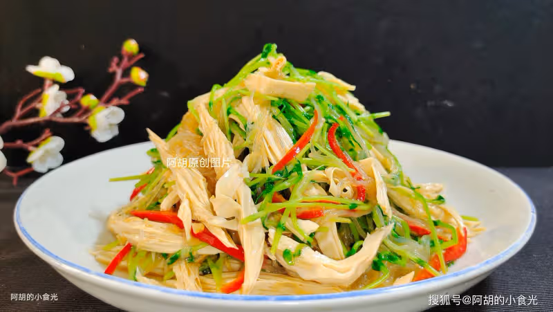 伏天流汗多該吃此菜，3塊一把的「菜中人參」！燙一燙拌一拌，吃出滿口清爽