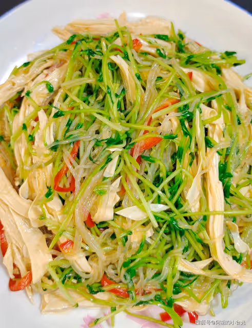 伏天流汗多該吃此菜，3塊一把的「菜中人參」！燙一燙拌一拌，吃出滿口清爽