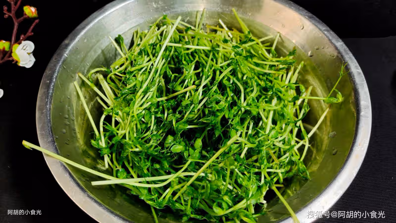伏天流汗多該吃此菜，3塊一把的「菜中人參」！燙一燙拌一拌，吃出滿口清爽