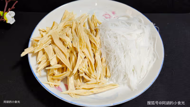 伏天流汗多該吃此菜，3塊一把的「菜中人參」！燙一燙拌一拌，吃出滿口清爽