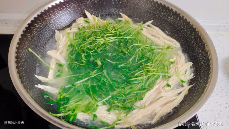 伏天流汗多該吃此菜,3塊一把的「菜中人參」!燙一燙拌一拌,吃出滿口清爽