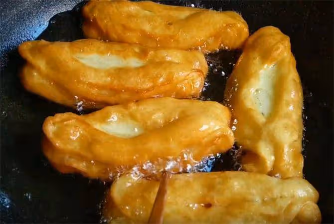 油條新做法,不擀麵不揉面,揪一揪,抻一抻,外酥里軟,簡單快速