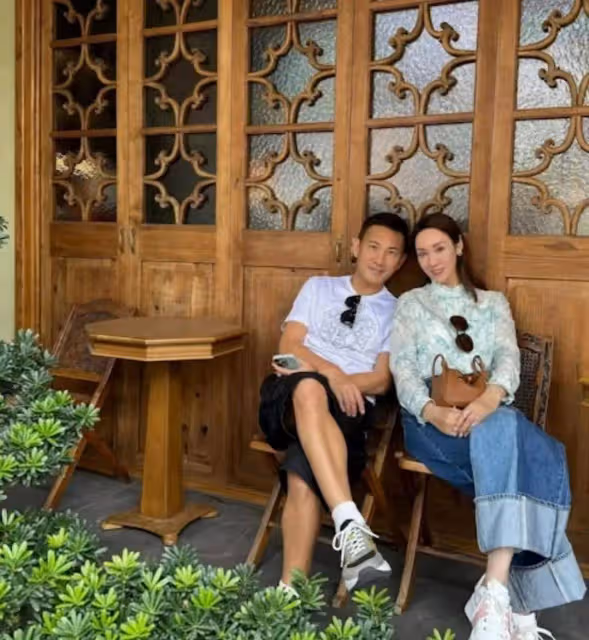 恭喜!TVB前明星夫妻高調放閃,再現20年前甜蜜畫面,攜手走過婚姻危機