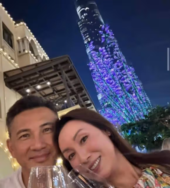 恭喜!TVB前明星夫妻高調放閃,再現20年前甜蜜畫面,攜手走過婚姻危機