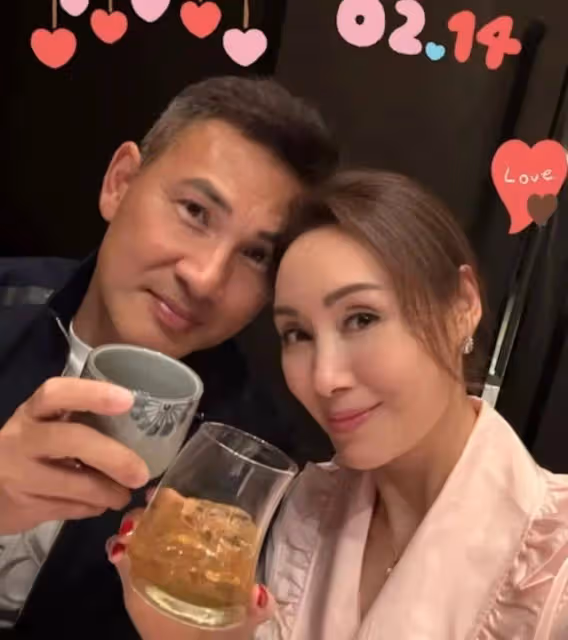 恭喜!TVB前明星夫妻高調放閃,再現20年前甜蜜畫面,攜手走過婚姻危機