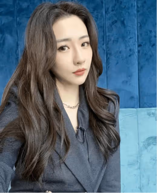 香港知名女歌手情斷吳卓羲,戀鮮肉男星被目擊過夜,網友喊話公開啦
