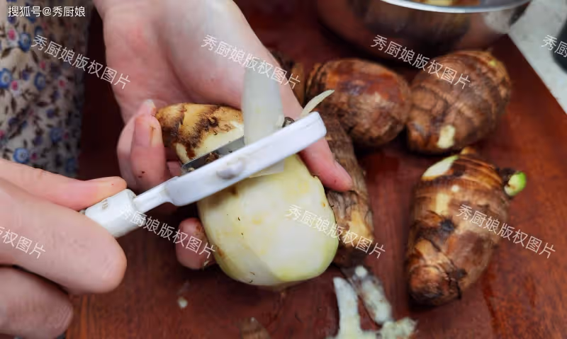 蓮藕蘿蔔先靠邊!秋天就該先吃這菜!隨手一燉,軟滑噴香,真解饞