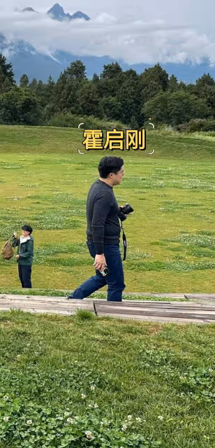 郭晶晶一家老少在酒店被偶遇,霍啟剛肚腩搶鏡,倆女兒乖巧漂亮