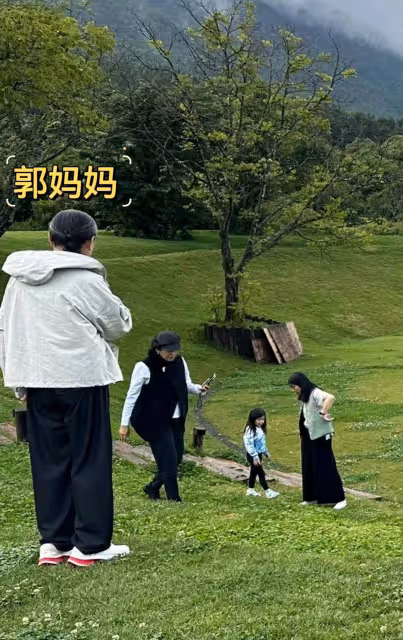 郭晶晶一家老少在酒店被偶遇,霍啟剛肚腩搶鏡,倆女兒乖巧漂亮