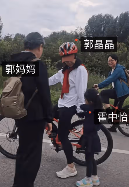 郭晶晶一家老少在酒店被偶遇,霍啟剛肚腩搶鏡,倆女兒乖巧漂亮