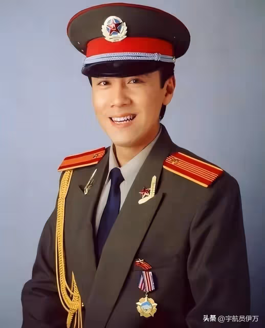 他曾給中央領導獻唱，卻因穿和服引眾怒，如今事業回春仍飽受爭議