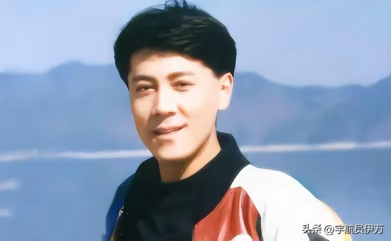 他曾給中央領導獻唱,卻因穿和服引眾怒,如今事業回春仍飽受爭議
