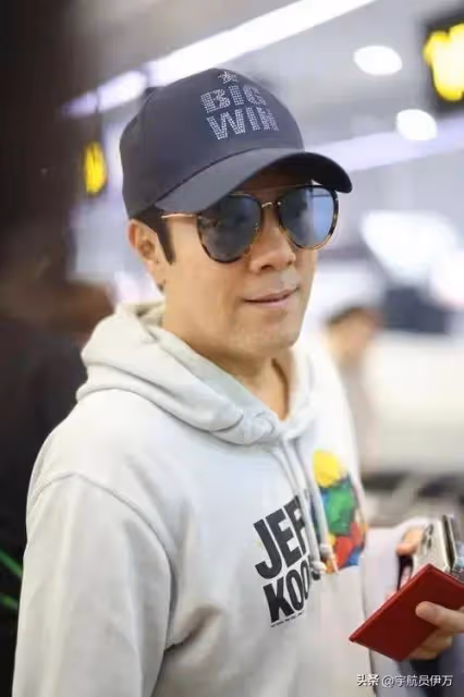 他曾給中央領導獻唱,卻因穿和服引眾怒,如今事業回春仍飽受爭議
