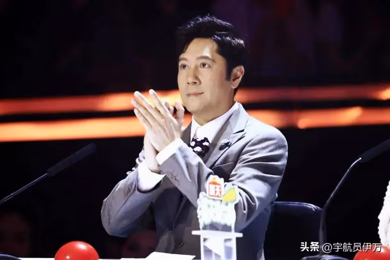 他曾給中央領導獻唱,卻因穿和服引眾怒,如今事業回春仍飽受爭議