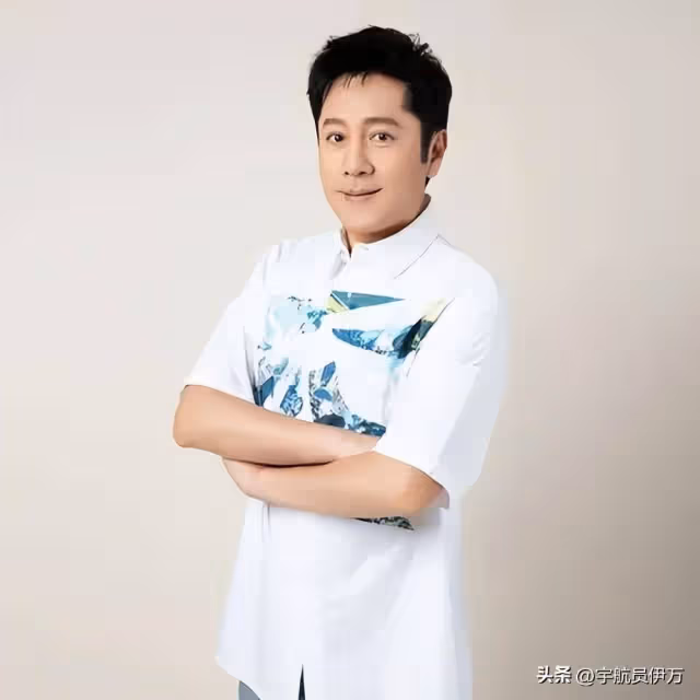 他曾給中央領導獻唱,卻因穿和服引眾怒,如今事業回春仍飽受爭議
