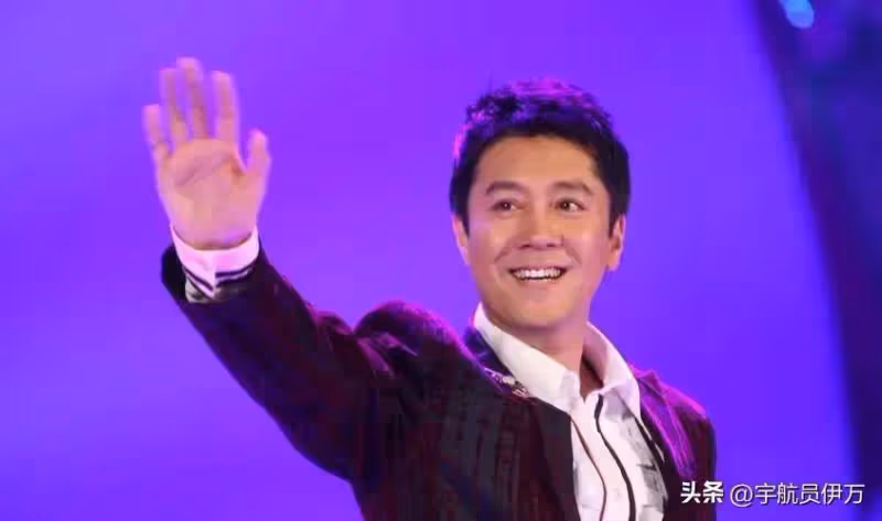 他曾給中央領導獻唱,卻因穿和服引眾怒,如今事業回春仍飽受爭議