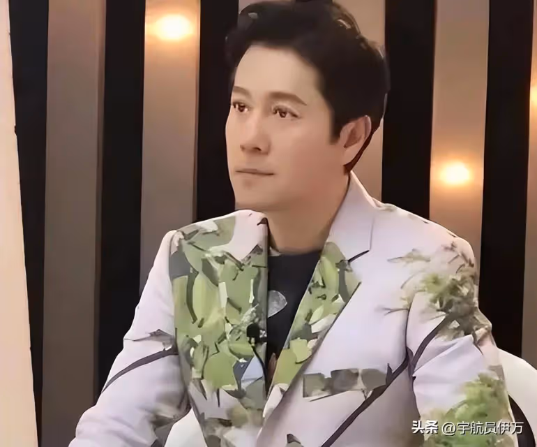 他曾給中央領導獻唱,卻因穿和服引眾怒,如今事業回春仍飽受爭議