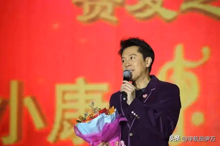 他曾給中央領導獻唱,卻因穿和服引眾怒,如今事業回春仍飽受爭議