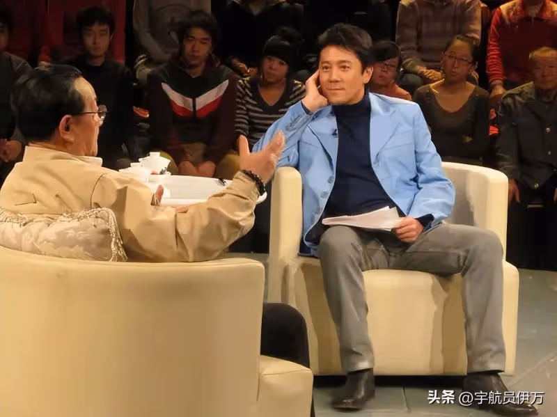 他曾給中央領導獻唱,卻因穿和服引眾怒,如今事業回春仍飽受爭議