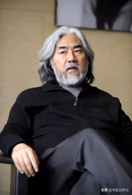 為娶小31歲女友，拋棄相伴28年妻子，如今73歲生三胎卻飽受爭議