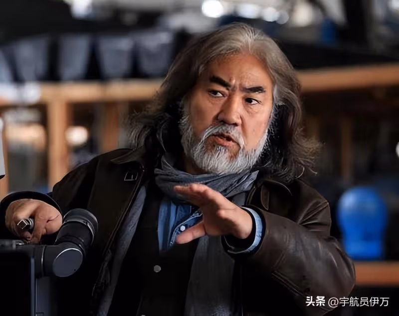 為娶小31歲女友，拋棄相伴28年妻子，如今73歲生三胎卻飽受爭議
